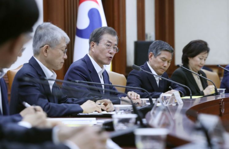 문재인 대통령이 17일 오후 경제장관회의를 주재하고 있다. 왼쪽부터 최기영 과학기술정보통신부 장관, 문 대통령, 정경두 국방부 장관, 박영선 중소벤처기업부 장관.
사진=연합뉴스
