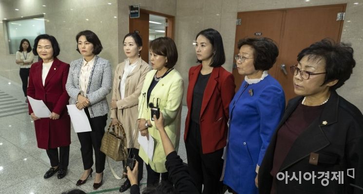 [포토] 자유한국당 여성의원들, 유시민 규탄 기자회견