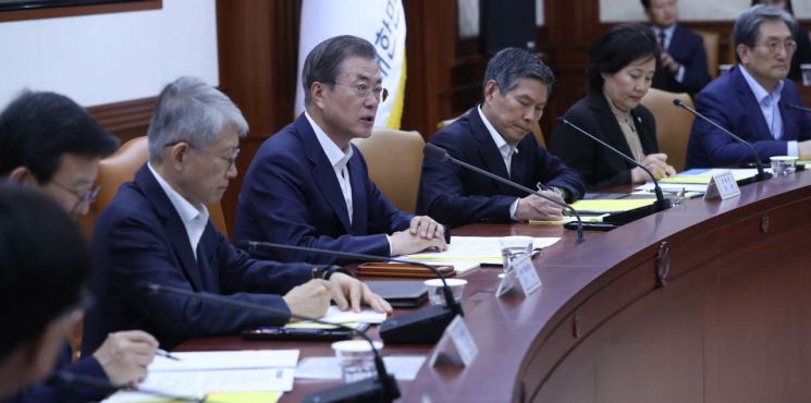 문재인 대통령이 17일 정부서울청사에서 경제장관회의를 주재하고 있다.
사진=연합뉴스