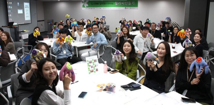 CJ 오쇼핑, 헌 옷으로 고릴라 인형 만들어 소외계층 돕는다