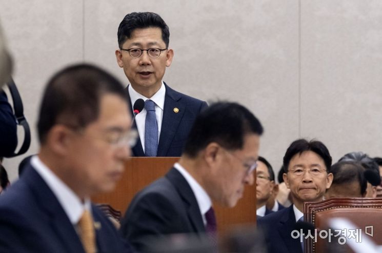[2019 국감]농식품 장관 "ASF, 北서 이동했을 가능성 충분"