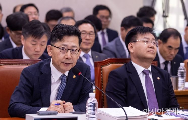 [포토] 답변하는 김현수 농림장관