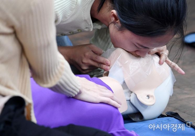 [포토] CPR 배우는 외국인학교 교직원들