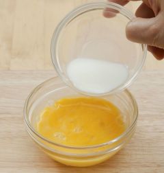 4. 달걀물에 우유 1/4컵을 넣어 골고루 섞은 후 시금치, 두부, 당근을 넣어 섞는다.