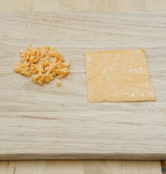 1. 슬라이스 치즈 2장은 굵게 다진다.