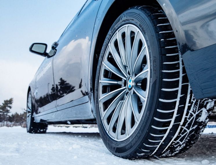 겨울용 타이어를 장착한 차량/ 사진=한국타이어