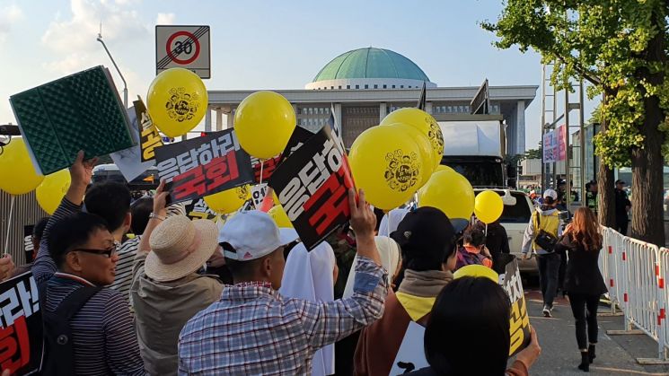 19일 오후 서울 여의도 국회의사당 앞에서 '제10차 검찰개혁 촛불문화제'가 열렸다.