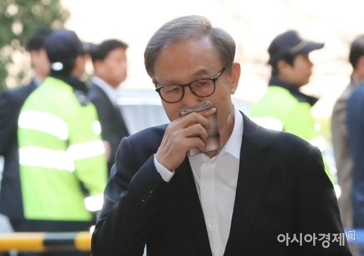 [포토]서울고등법원 도착한 이명박 전 대통령