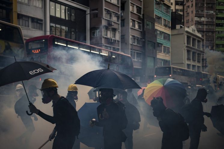 홍콩시위 혼란 속 日 일왕즉위식 위해 자리 비우는 캐리람