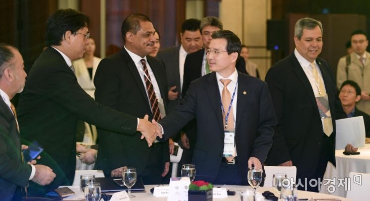 Kim Yong-beom, the 1st Vice Minister of the Ministry of Economy and Finance, is greeting attendees at the opening ceremony of the 'Central American Bank for Economic Integration (CABEI)-Korea Week' held on the 21st at the Western Chosun Hotel in Jung-gu, Seoul. Photo by Kim Hyun-min kimhyun81@