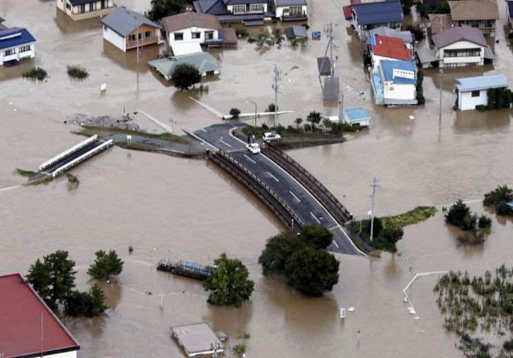 너구리도 日로 온다…폭우 예보에 즉위행사 '노심초사'