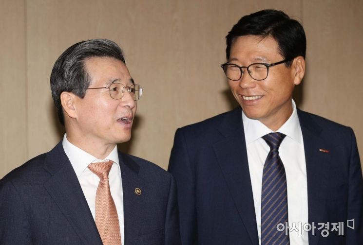 [포토]대화 나누는 김용범 기재부 1차관과 정재송 코스닥협회장 
