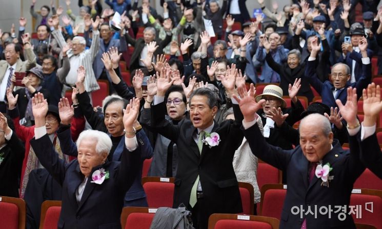 [포토] 만세삼창 외치는 참석자들