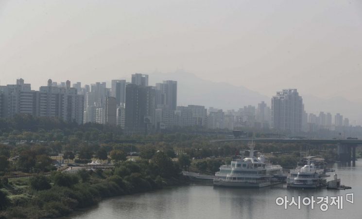 수도권에 미세먼지 예비저감조치가 시행된 21일 서울 동호대교에서 바라본 도심 하늘이 뿌옇다. /문호남 기자 munonam@