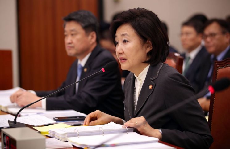 '유니클로 광고' 국감서도 논란…"국가적 조치 있어야"