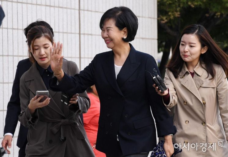 전남 목포지역의 부동산 투기 의혹을 받고 있는 손혜원 무소속 의원이 21일 서울 양천구 남부지방법원에서 열린 2차 공판에 출석하며 지지자들을 향해 손을 흔들고 있다./김현민 기자 kimhyun81@