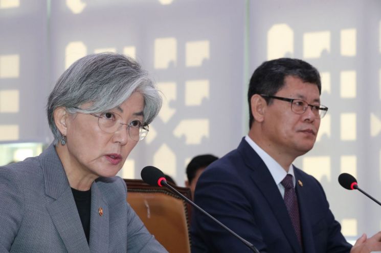 강경화 외교부 장관이 21일 국회에서 열린 외교통일위원회 국정감사에서 의원 질의에 답하고 있다. 오른쪽은 김연철 통일부 장관. <사진=연합뉴스>