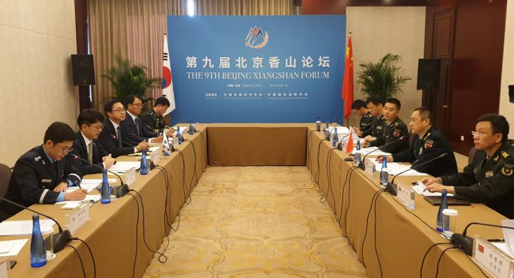 박재민 국방부 차관이 21일(현지시간) 베이징에서 열린 제5차 한중 국방전략대화에서 중국 연합참모부 부참모장 샤오위안밍 중장과 양국 국방교류협력에 대해 의견을 나누고 있다. (사진=국방부)