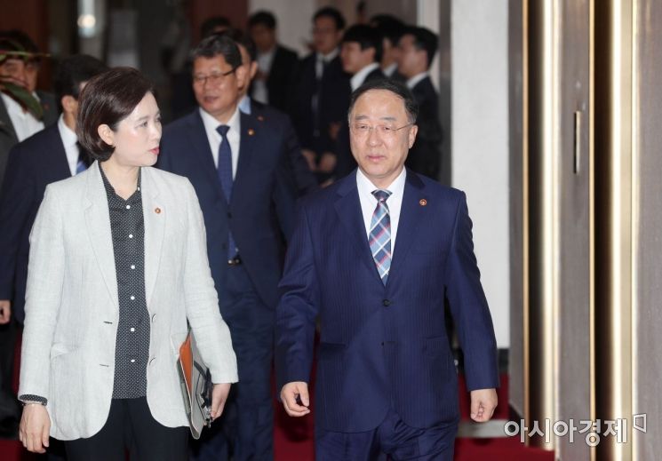 [포토]대화 나누는 경제부총리와 사회부총리 