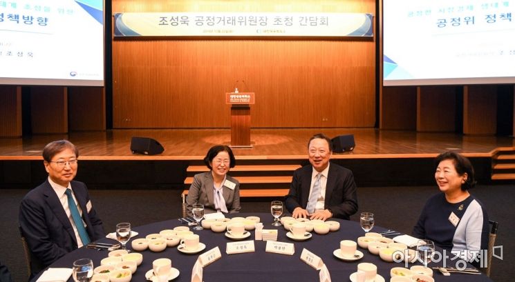 [포토]한자리에 모인 조성욱 위워장-박용만 회장-현정은 회장-윤부근 부회장 