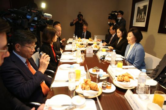 박영선 중소벤처기업부 장관과 유럽기업들의 한국 지사장들이 22일 서울 용산 그랜드하얏트호텔에서 열린 간담회에서 이야기를 하고 있다.