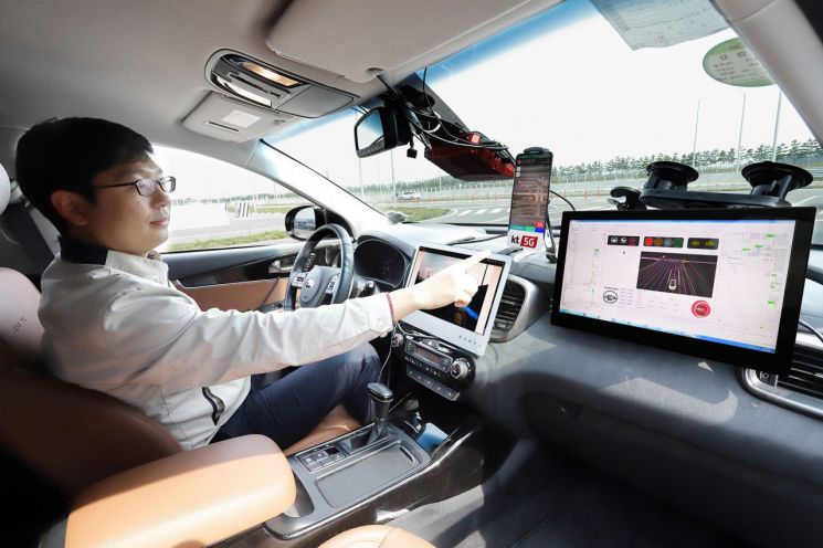 KT는 현대모비스, 현대엠엔소프트와 함께 충남 서산에 위치한 현대모비스 주행시험장에서 ‘5G 커넥티드 카 기술 교류 시연회’를 진행했다고 22일 밝혔다. 현대모비스 서산주행시험장에서 모비스의 자율주행차 ‘엠빌리’로 KT 5G V2X 기반 자율주행 기술을 시연하고 있다.
