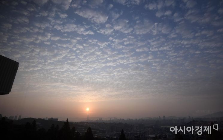 [포토] 양뗴구름 사이로 떠오르는 태양