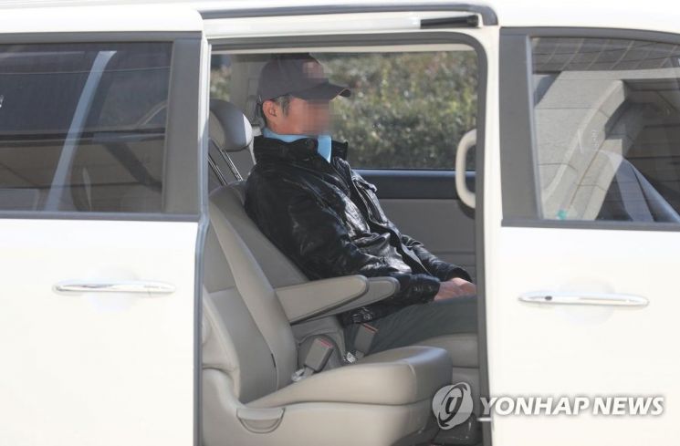 웅동학원 채용비리와 허위소송 혐의를 받는 조국 전 법무부 장관의 동생 조모 씨가 21일 오후 서울 서초구 서울중앙지검에 도착하고 있다. 조씨는 허리디스크 등 건강 이상을 호소하며 수술을 받기 위해 부산 지역 병원에 머물러왔다. [이미지출처=연합뉴스]