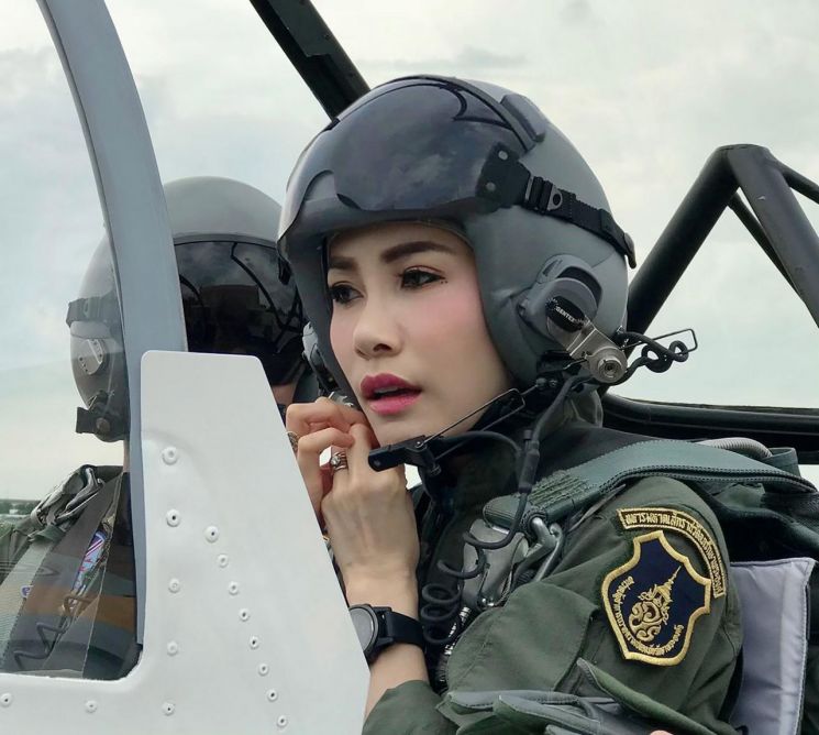 미모의 '태국 국왕 배우자' 3개월 만에 지위 박탈 "국왕에게 반항했다"