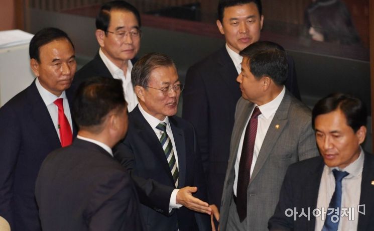 [포토] 한국당 의원 찾아간 문재인 대통령