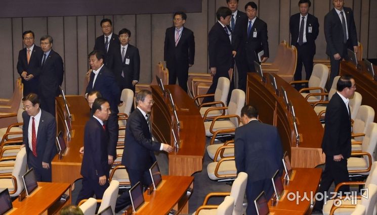 [포토] 서둘려 본회의장 나가는 자유한국당 의원들