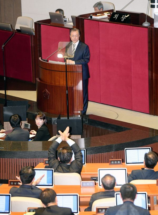 文대통령 '협치' 강조했지만…野 반응은 '야유' '냉랭'