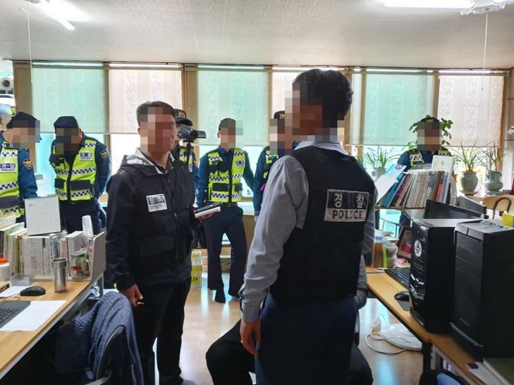 서울 남대문경찰서는 22일 서울 성동구 ‘평화이음’ 사무실에 수사관 수십여명을 투입해 압수수색 중이다. (사진=한국대학생진보연합 페이스북 캡처)