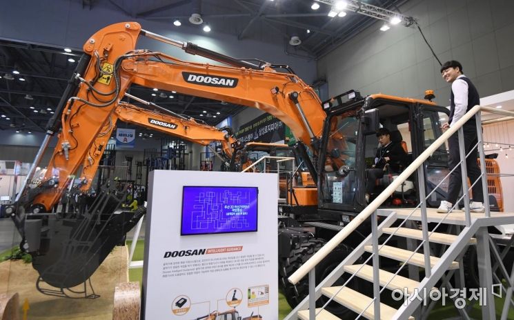 [포토] 굴삭기 체험하는 학생들