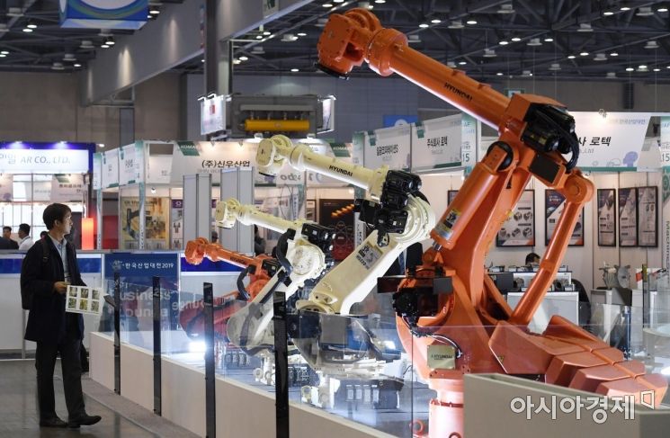 [포토] 산업용 로봇 살펴보는 방문객
