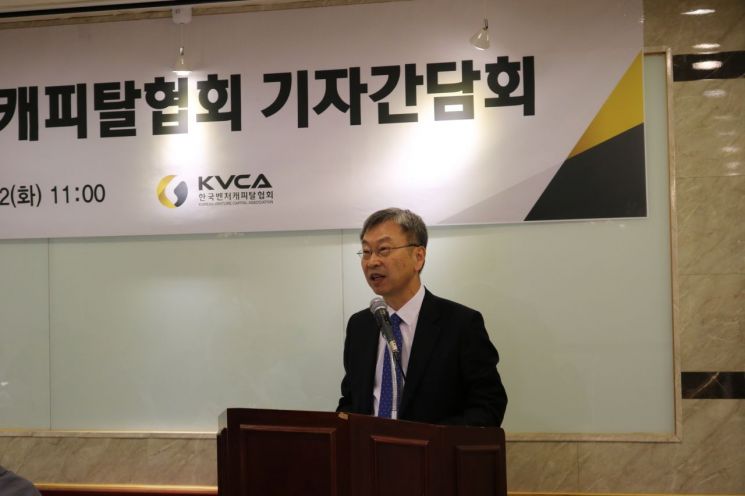 정성인 한국벤처캐피탈협회 회장이 22일 서울 서초동에서 열린 기자간담회에서 입장문을 발표하고 있다.