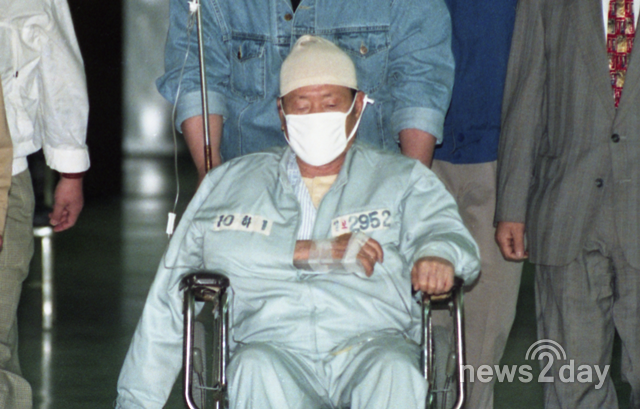 정태수 존 한보그룹 회장이 1997년 4월28일 서울지법에서 열린 한보철강 특혜비리 사건 공판에 출두하기위해 휠체어에 탄 채 병원을 나서고 있다. [이미지출처=연합뉴스]