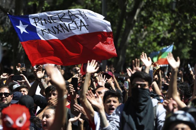 칠레 '불평등' 시위 갈수록 격화…NYT "12명 사망"