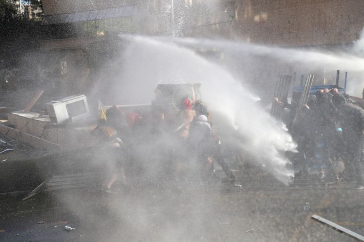칠레 '불평등' 시위 갈수록 격화…NYT "12명 사망"