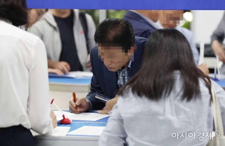 [포토]이력서 쓰는 구직자들 