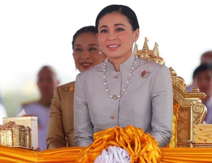 태국 국왕, 석달만에 '배우자' 시니낫 지위 박탈