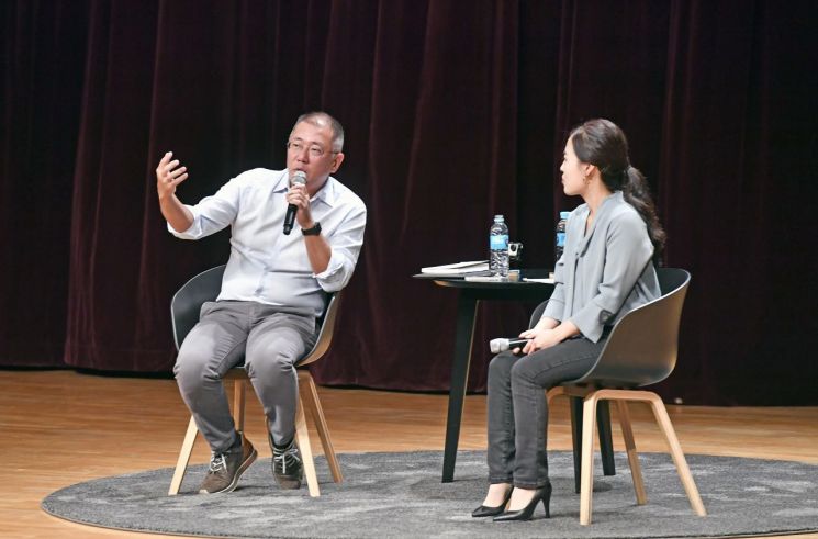 정의선 현대차그룹 수석부회장이 22일 서울 양재사옥에서 진행된 타운홀미팅에서 직원들의 질문에 답하고 있다.(사진=현대차)