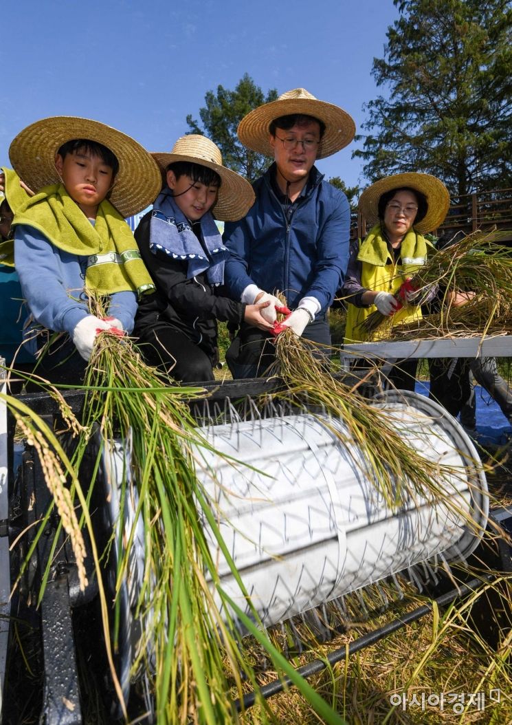 [포토]탈곡 체험하는 어린이들