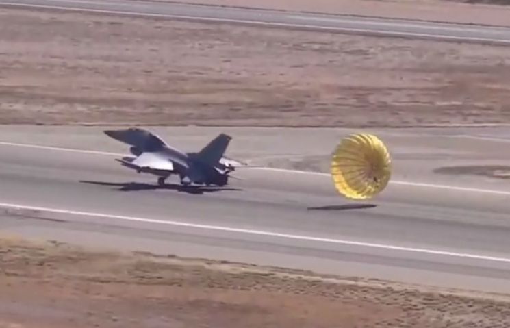 착륙 후 낙하산으로 제동거리를 줄이는 전투기 . [사진=유튜브 화면캡처]