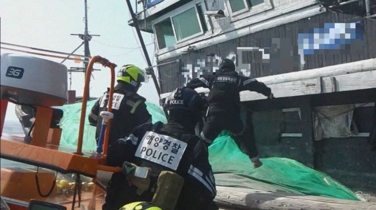 해경 단속요원이 검문검색을 하기 위해 중국어선에 오르고 있다. (사진제공=목포해경)