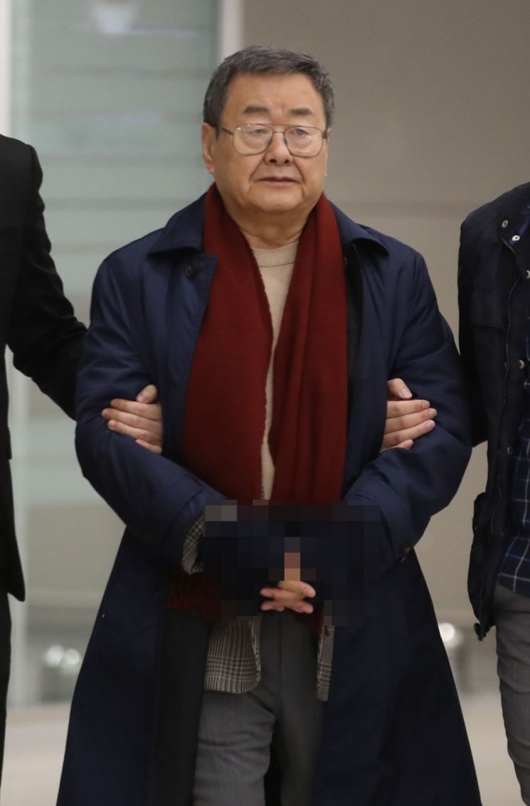 가사 도우미를 성폭행한 혐의로 고소당한 김준기 전 DB그룹(옛 동부그룹) 회장이 23일 새벽 인천국제공항을 통해 귀국한 뒤 체포돼 경찰서로 이송되고 있다. (사진=연합뉴스)