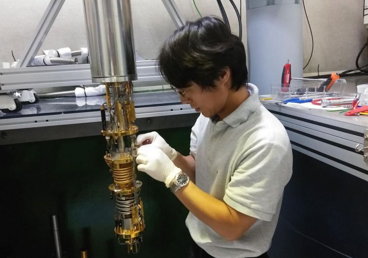 서준호 KRISS 양자기술연구소 책임연구원이 나노역학소자 실험을 수행하고 있다.