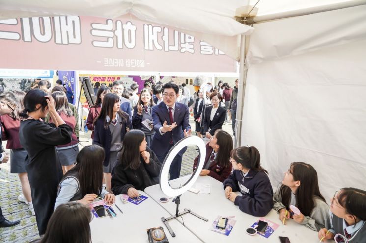 [포토]이정훈 강동구청장 ‘2019. 강동 진로직업박람회’ 참석