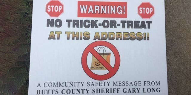 미국 조지아 주 버츠 카운티 보안관 사무실 측이 성범죄자의 앞마당에 부착한 경고 메시지/사진=미국 폭스뉴스 캡처