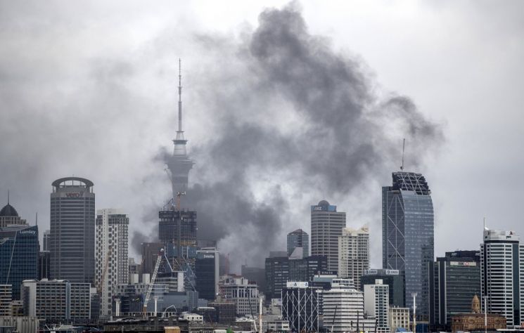 뉴질랜드 스카이시티 화재 아직도 불길 안잡혀…도심 봉쇄